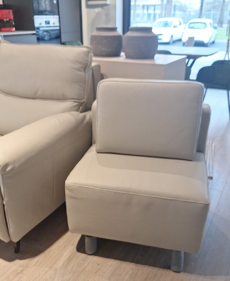 divano letto in pelle stelvio con pouf